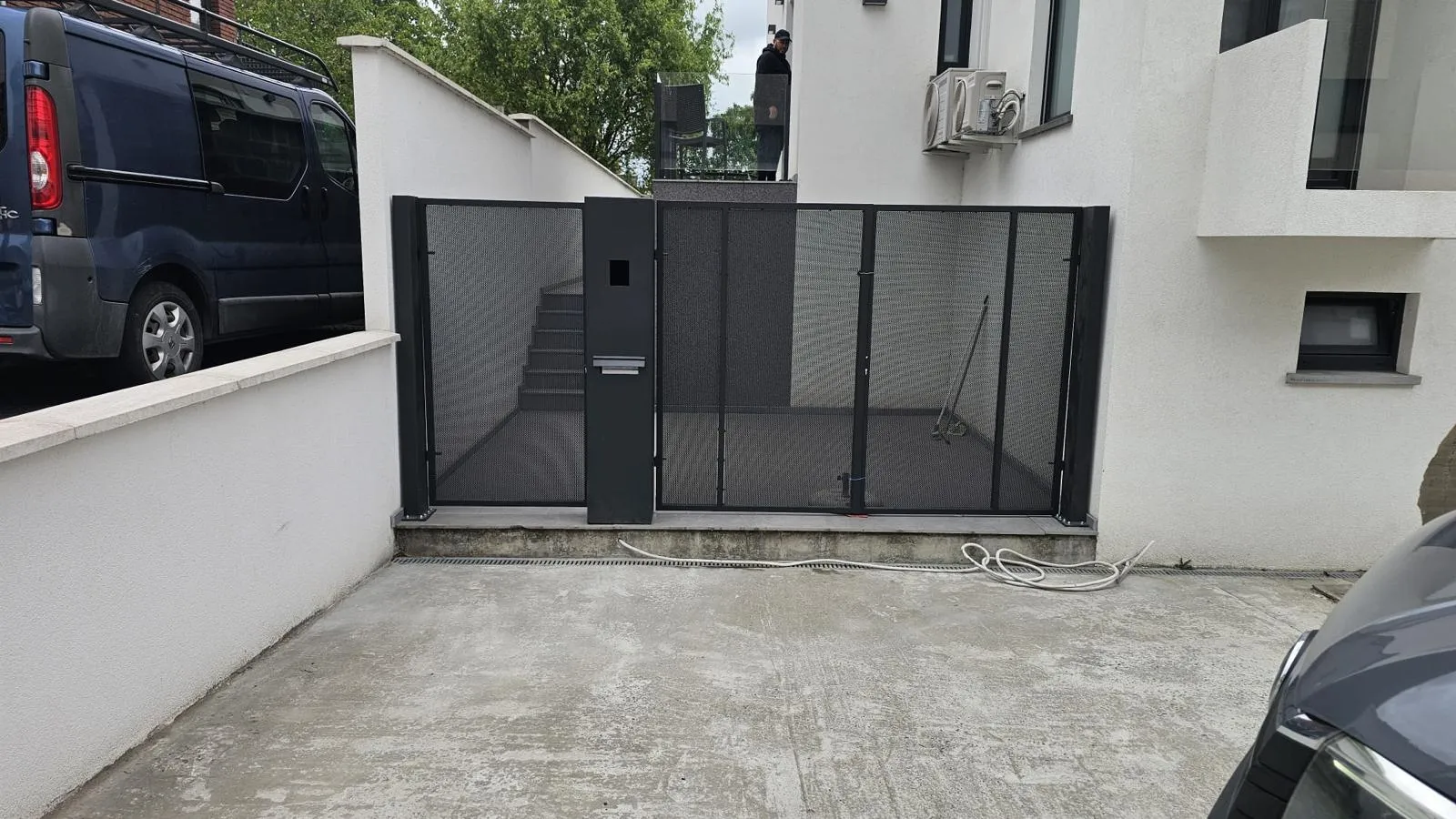 Une entrée en métal déployé — Photo 1